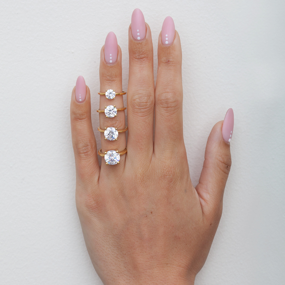 Round diamonds shown at 1, 2, 3 and 4 carats for a relative size comparison